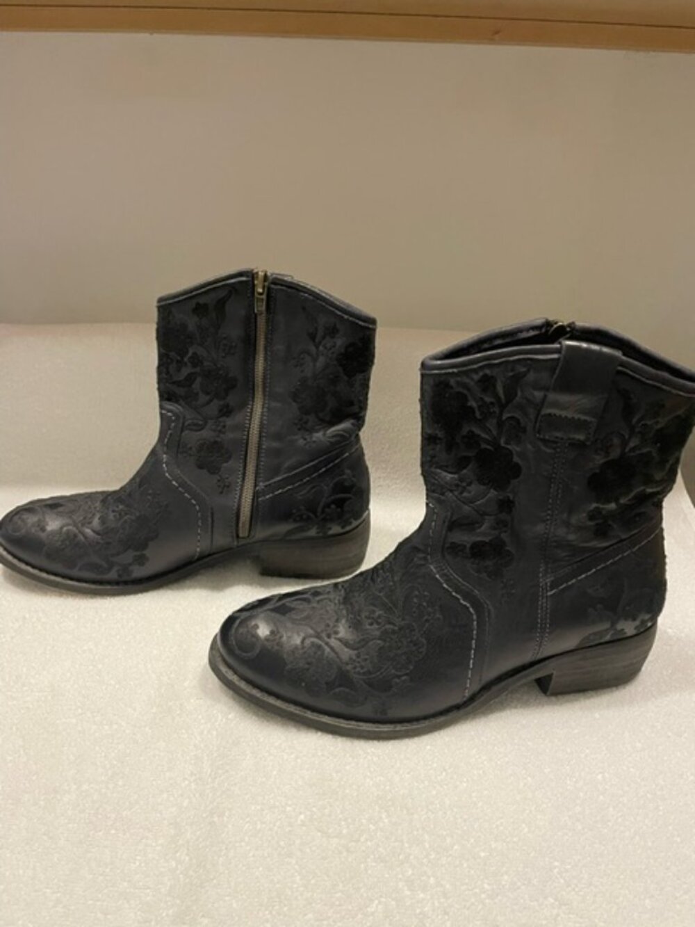 Taos black Privilege Leather Embroidered Western Ankle Boots Size 8-8.5 39 - Picture 4 of 8
